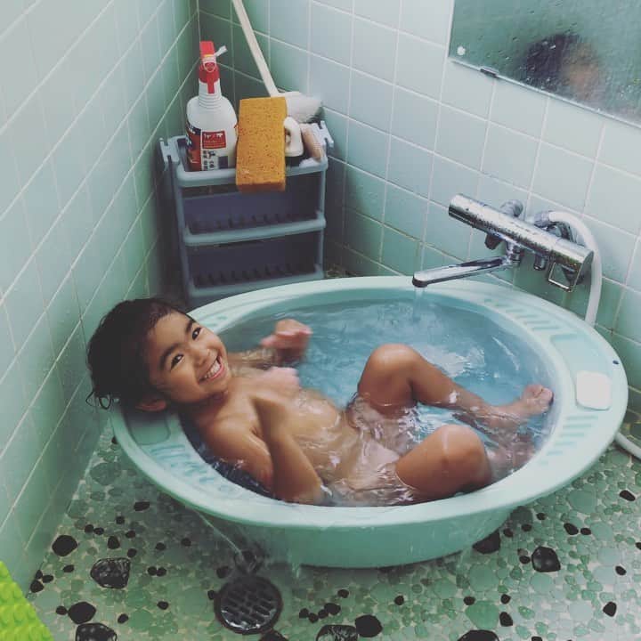 三星マナミのインスタグラム：「・ ・ ・ 🌞🌈🛁💕 ・ ・ 我が家のコメディアンLove嬢久々の動画w 何言ってるのかな⁇と、のぞいてみたら…🤣 ・ 長野も連日の暑さ厳しく💦 実家のお風呂場にスタンバイしてもらったベビーバスがちょうどいい水風呂に💕 ・ ・ 大満足だったようだw ・ ・ 幸せだなぁ〜💗 ・ ・ #至福の時間 #独り言 #心の声が外にだだもれ #我が家のコメディアン #teamueno  #次女 #♡」