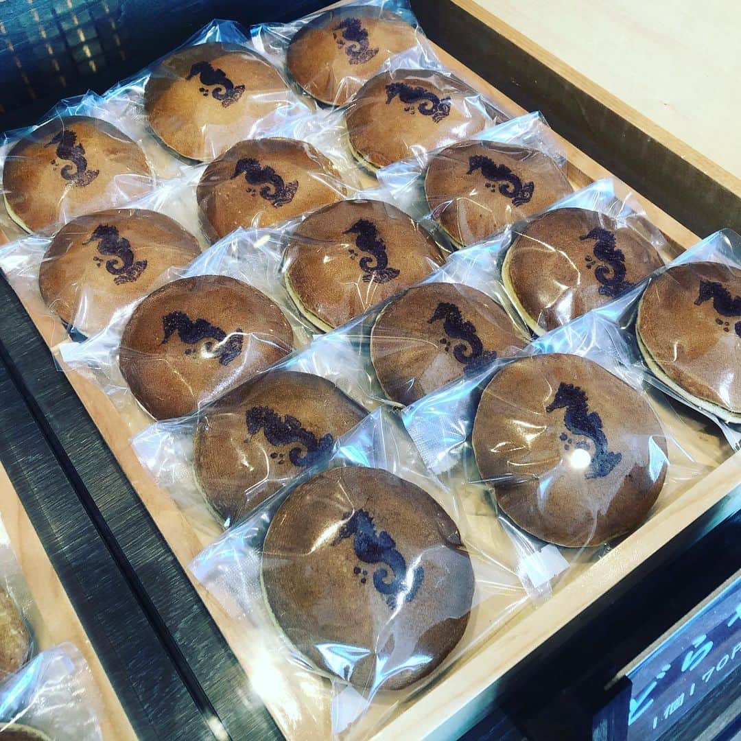 石川由香里さんのインスタグラム写真 - (石川由香里Instagram)「. 夫が あまりにも 魚太郎さんに 行きたがるので 寄り道ー。 ↑どんだけ好きなのー。 . 「まだこの後 予定があるし 生のお魚は無理よ」 っと。 . 大アサリを 食べちゃいました(*´艸｀*) . 向かい側にある どら焼きのお店 「海のドラゴン」にも 行きましたよー！ . 買って帰るつもりが… . 「その場で食べられる 出来立て」を オススメされて… つい(*´艸｀*) . チョコバナナ、 サイコーでした！！！！ . #魚太郎 #美浜 #海のドラゴン #どら焼き #チョコバナナ #おしゃれカフェ」8月12日 18時59分 - yukari_ishikawa