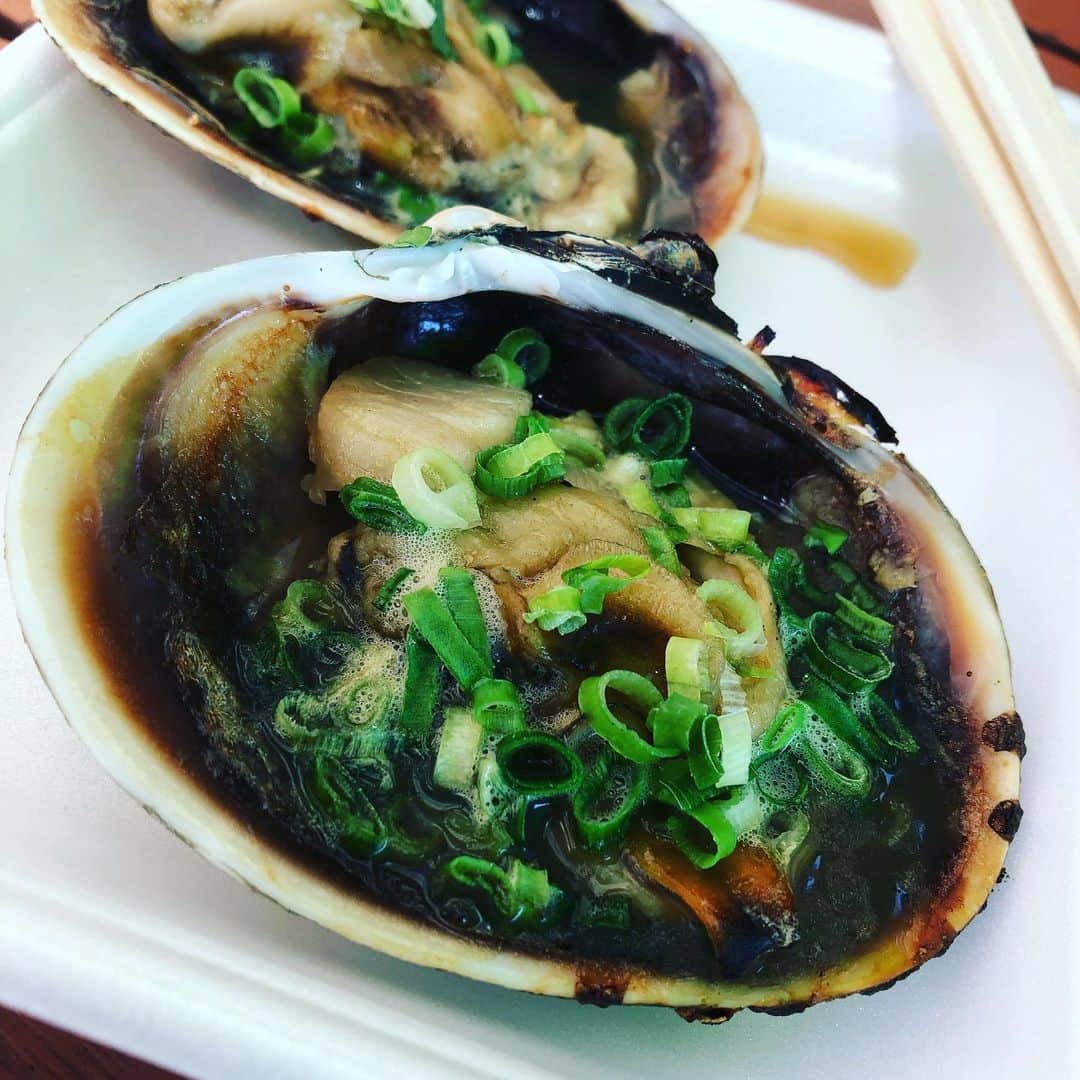 石川由香里さんのインスタグラム写真 - (石川由香里Instagram)「. 夫が あまりにも 魚太郎さんに 行きたがるので 寄り道ー。 ↑どんだけ好きなのー。 . 「まだこの後 予定があるし 生のお魚は無理よ」 っと。 . 大アサリを 食べちゃいました(*´艸｀*) . 向かい側にある どら焼きのお店 「海のドラゴン」にも 行きましたよー！ . 買って帰るつもりが… . 「その場で食べられる 出来立て」を オススメされて… つい(*´艸｀*) . チョコバナナ、 サイコーでした！！！！ . #魚太郎 #美浜 #海のドラゴン #どら焼き #チョコバナナ #おしゃれカフェ」8月12日 18時59分 - yukari_ishikawa