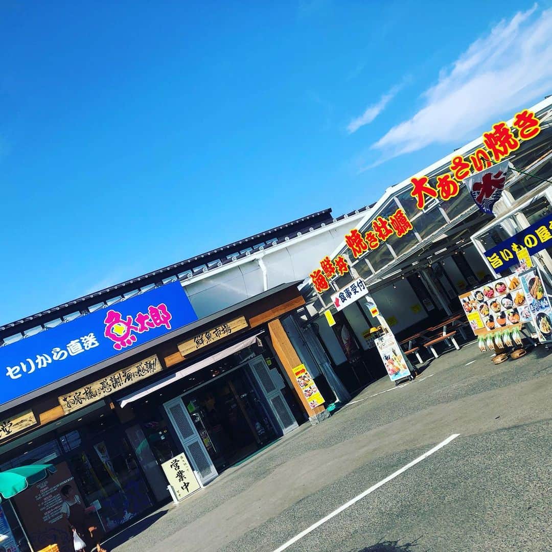 石川由香里さんのインスタグラム写真 - (石川由香里Instagram)「. 夫が あまりにも 魚太郎さんに 行きたがるので 寄り道ー。 ↑どんだけ好きなのー。 . 「まだこの後 予定があるし 生のお魚は無理よ」 っと。 . 大アサリを 食べちゃいました(*´艸｀*) . 向かい側にある どら焼きのお店 「海のドラゴン」にも 行きましたよー！ . 買って帰るつもりが… . 「その場で食べられる 出来立て」を オススメされて… つい(*´艸｀*) . チョコバナナ、 サイコーでした！！！！ . #魚太郎 #美浜 #海のドラゴン #どら焼き #チョコバナナ #おしゃれカフェ」8月12日 18時59分 - yukari_ishikawa
