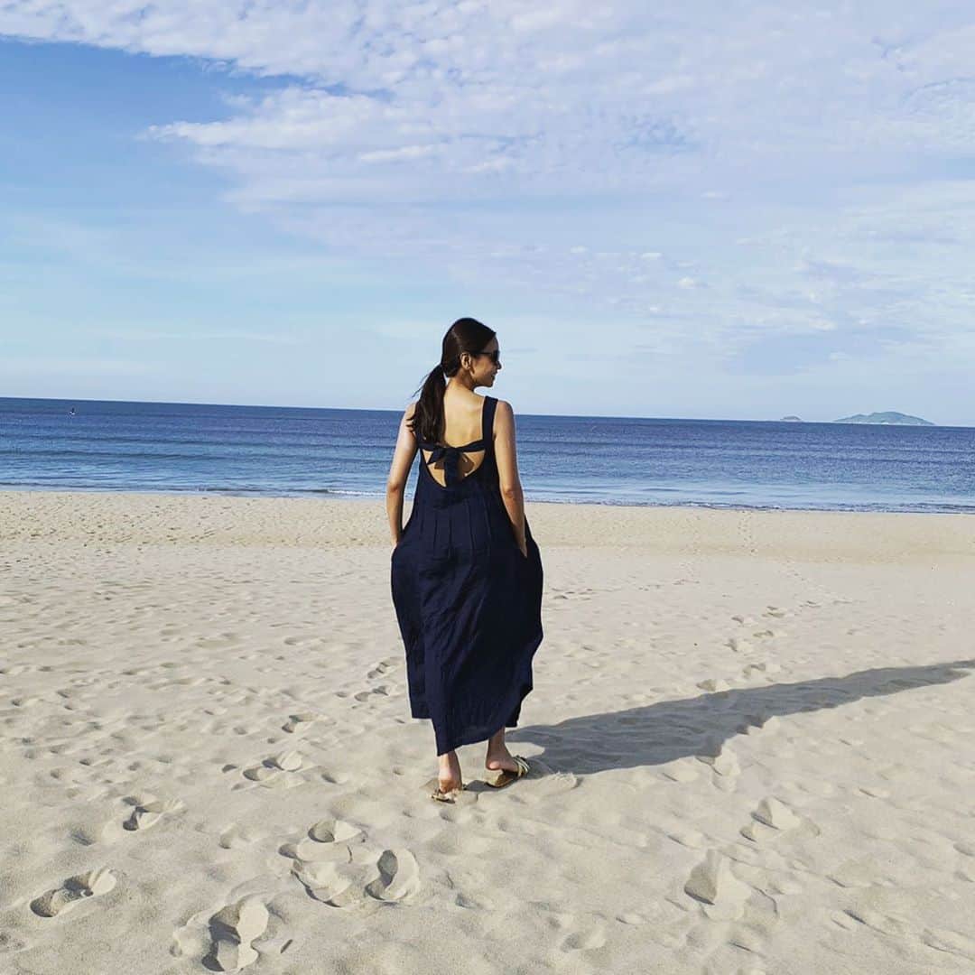 滝沢眞規子さんのインスタグラム写真 - (滝沢眞規子Instagram)「ベトナムにきました🇻🇳 最高にリラックスです😊 家族で何もしないゆっくりな時間はいいものですね。 プライベートビーチにだれもいないから、夫が80年代の遊びをしている🤣なんだこれ🤣🤣」8月12日 18時52分 - makikotakizawa