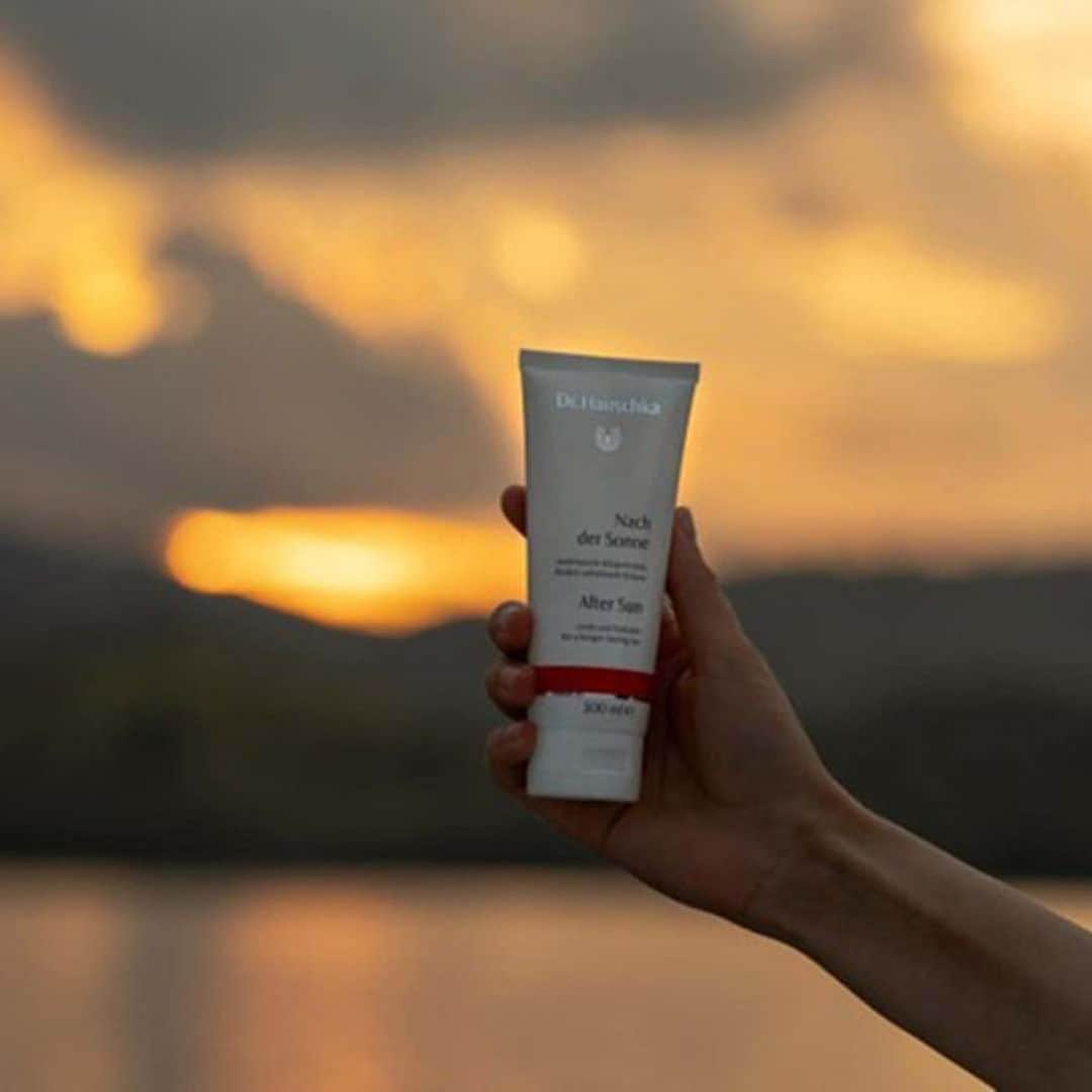 Dr. Hauschka Japan ドクターハウシュカさんのインスタグラム写真 - (Dr. Hauschka Japan ドクターハウシュカInstagram)「【アフターサン】 夏のお出かけ、楽しんでいますか？ アウトドアやイベントで思いっきり遊んだら、その日のうちにしっかりボディケア。 Dr.ハウシュカのアフターサンで、ジリジリに焼けたお肌をみずみずしく整えてあげましょう。 . 35℃超えの炎天下でもはしゃぎたくなるのが夏のホリデー。 とことん楽しむために日焼け止めクリームは必需品ですが、どんなに気をつけていても汗や服の摩擦で徐々に落ちていってしまうもの。 遊び終わって気がついたら全身が真っ赤、なんて時にも落ち込まないで。アフターサンは今からできる日焼けケア。 保水力の高いアイスプラントやクインスシードのエキスがお肌にみずみずしさを与え、ニンジンやローズヒップのエキスが健やかに整えます。 保湿成分のアーモンド油、シア脂、ダマスクバラ花ロウやプロポリスワックスが乾燥から肌を守り、日焼けによるダメージが肌の奥まで浸食するのを防ぎます。 . 日焼けのアフターケアは12時間以内が重要と言われています。たっぷり遊んだ後にはたっぷりのみずみずしさでケアを。 夏の思い出は残しても、日焼けダメージは残さないで。 ・・・・・・・・・・・・・・・・・・・・・・・・・ 詳しくは公式ホームページへ→@drhauschkajapan ・・・・・・・・・・・・・・・・・・・・・・・・・ #drhauschka #Drハウシュカ #ドクターハウシュカ #ナチュラルコスメ #ナチュラル #オーガニックコスメ #スキンケア #オーガニックスキンケア #ナチュラルメイクアップ #ゆらぎ肌 #敏感肌 #オーガニックメイク #メイクアップ #drhauschkalive #natrue #認証オーガニック #サステナブルビューティ #エイジングケア #自然派 #植物エキス #アフターサン #日焼けケア #うるおい #保湿 #紫外線 #日焼け #日焼け対策 #アフターケア #アイスプラント #クインスシード」8月12日 18時52分 - drhauschkajapan