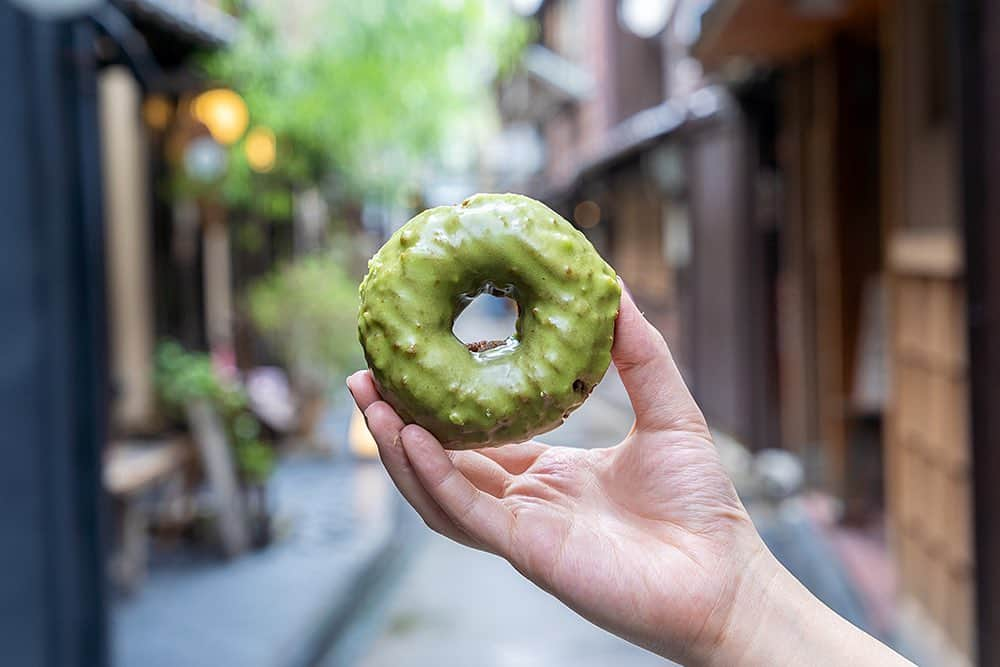 コエさんのインスタグラム写真 - (コエInstagram)「・ 抹茶オールドファッション ¥280 +tax 抹茶のオールドファッション生地に 抹茶チョコレートをコーティングした ザ・抹茶な一品🍵 濃厚な抹茶をお楽しみいただけます。 ・ ※下記の期間中、営業時間を変更いたします。 7月1日(月)〜8月31日(土)  8:00〜21:00 ・ ※食材在庫の関係により商品の品切れの可能性がございます。恐れいりますが予めご了承ください。 詳しい状況は店舗までお問い合わせください。 ・ 🍩koe donuts open：2019.3.21 thu. address：京都府京都市中京区新京極四条上ル中之町557番地京都松竹阪井座ビル1F opening hours：AM8:00 – PM8:00 (不定休） sheets：65席＋スタンディング HP： https://donuts.koe.com ・ #koedonuts #koeethical #donutsinnovation #koe #donuts #cafestagram #genic_cafe #genic_sweets #cafetour #kyotocafe #kyoto #コエ #コエドーナツ #カフェ #ドーナツ #オーガニック #エシカル #エシカルドーナツ #地産地消 #カフェ巡り #京都カフェ #京都カフェ巡り #関西カフェ #四条カフェ #隈研吾 #長場雄 #카페 #도넛 #抹茶 #matcha」8月12日 18時53分 - koe_official