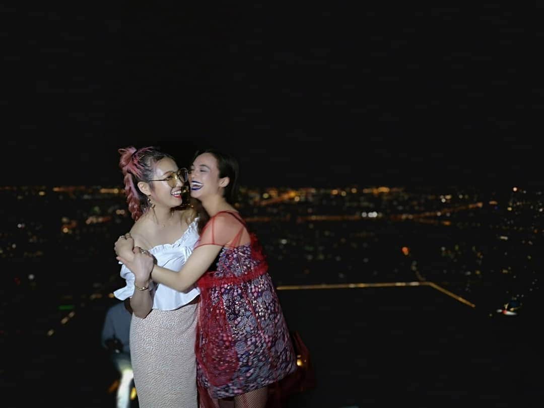 小林レイミさんのインスタグラム写真 - (小林レイミInstagram)「新しく出来たらしいroof top bar😘🌈⚘最高の眺めだった❤️❤️❤️ #bangkok #rooftop #bar #nightview #girlstrip #love #congratulations #nikki #バンコク #旅 #夜景」8月12日 18時54分 - _reimi._____