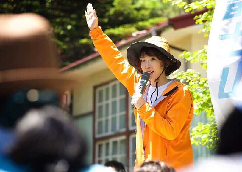 若村麻由美さんのインスタグラム写真 - (若村麻由美Instagram)「❣️富士山が好きな人〜、富士山をキレイにしたい人〜 . 🗻2019年9月15日(日祝) 開催 TEAM FUJISANクリーンキャンペーン3776 ～野口健×若村麻由美～ 一般募集が始まったそうです😍 . 毎年、小さな子供さんからご高齢の方まで、全国からご参加頂いている富士山清掃。 アタシは2002年に初参加しましたが、今年は、2006年からスタートしたヒマラヤ富士山同時清掃の開催です。 ヒマラヤのマナスル山(ネパール)を野口健隊長が、富士山の本栖湖周辺をアタシと一般参加の皆さんが同時清掃。 活動後は、マナスルと富士山を同時中継して、活動報告会をします。ゴミから社会が見えてくる👀 ご参加くださる皆さま、継続開催してくださる野口健さん＆富士山クラブの皆さま、そして応援くださる皆さまに感謝して、今年も、もりの学校でお待ちしています❣️ 富士山清掃隊長・若村麻由美 . お申込み： 富士急トラベルhttp://www.fujikyu-travel.co.jp/free/?no=433 詳細：ピーク・エイドhttps://peak-aid.or.jp/news/2019/08/915teamfujisan3776.html 富士山ゴミ状況：富士山クラブhttps://www.fujisan.or.jp/Action/think/results.html .  #若村麻由美 #mayumiwakamura #japan #mtfuji #本栖湖周辺 #野口健 #隊長 #ヒマラヤ #マナスル #富士山 #同時清掃 #富士山好き #富士山清掃 #ゴミ拾い #奉仕活動 #一般参加者募集中」8月12日 18時54分 - mayumiwakamura_official