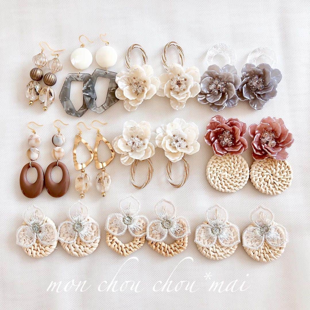 のインスタグラム：「#夏アクセサリー #夏コーデ #常夏 #シンプル な洋服にもとっても映える♡ #楽ちん #ワンピース #コーデ に#大振りピアス で#大人可愛い #猛暑 も楽しもう♡ #ファッション #なつ #サマー #おでかけ #楽しみ #夏休み #映え ━︎━︎━︎━︎━︎━︎━︎━︎━︎━︎━︎━︎━︎━︎━︎━︎━︎━︎━︎━︎ 1点1,200円 2点お買い上げの方、送料無料にさせていただきます♡ . （a.b  完売しております🙇‍♀️） c.d は、逆さまに撮影していますのでデザインのお間違えのないようご確認くださいませ🙇‍♂️ . 最後まで見ていただいたお客様限定🤭 ありがとうございます♡ m.n  の樹脂ピアスにつきまして1,000円にさせていただきます❣️」