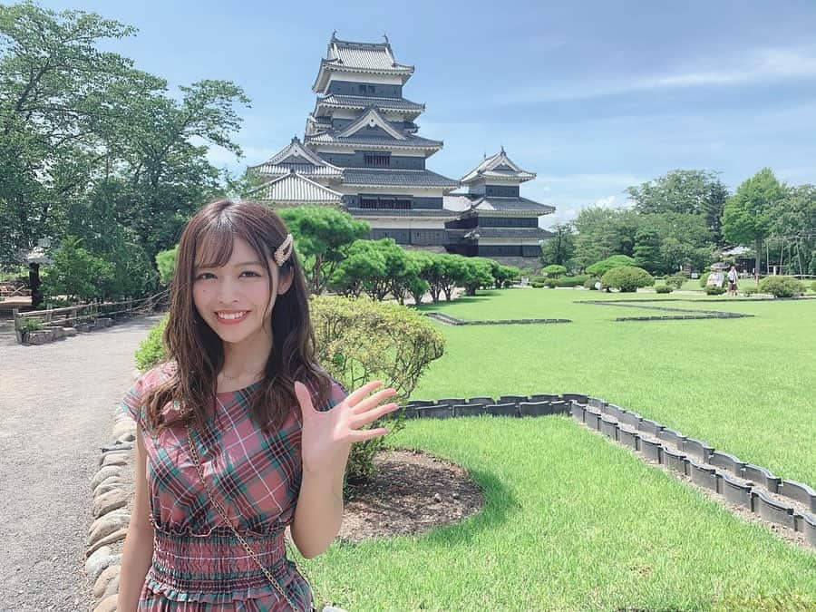 石倉侑芽さんのインスタグラム写真 - (石倉侑芽Instagram)「松本城🏯🌟 . 国宝というだけあって とっても立派で綺麗で感動しました🥺 後半は天守閣からの眺め✨ 沢山の緑に心が癒されました☺️💗 . お城の中を見学するのには お盆期間ということもあるのか80分待ち😱 午後の部の整理券をもらって、 時間までお土産やさんや食べ歩きを楽しみました🌟 . 時間がある方はそちらがおすすめ！ この暑い中1時間以上も並ぶのは過酷すぎる😢 体力温存したまま時間有効に楽しめる💓 . 松本城が素敵すぎてお城めぐりハマりそう😳💓 . #松本城#長野#長野観光#松本#国宝 #城めぐり#夏休み#お盆休み#日本 #matsumotocastle#japan」8月12日 19時02分 - yume8115