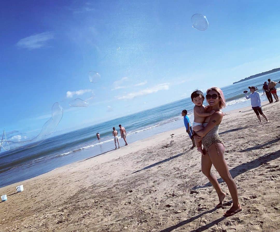 Nazukiのインスタグラム：「2019.SUMMER🏝🏝🏝 レンとの夏💕 水遊びが大好き❤️ 海大好き❤ 自然大好き❤️ 海にシャボン玉があって、大喜び✨ 子供がいると、忘れかけていた子供心を思い出させてくれる✨✨ レンにもお友達ができて、たくさん一人でできるようになって、ママは嬉しいよ🥰  #mama #mamalife #beach #holiday #ママライフ #夏休み#男の子ママ #シンママ」