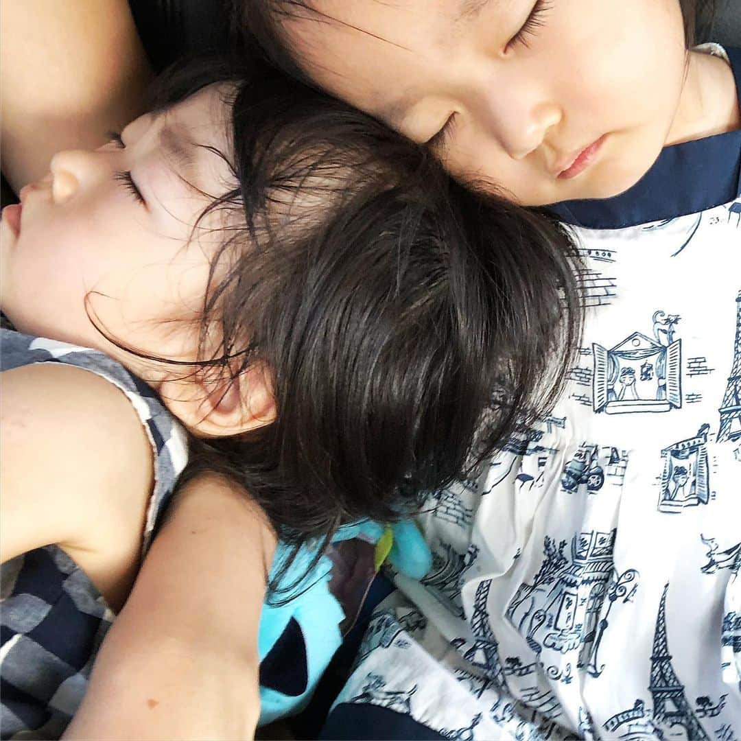 美生のインスタグラム：「本日の姉妹👧🏻🧒🏻﻿ ﻿ よくケンカするのに﻿ 寝るときはくっついて寝るんだよな~🥺♡﻿ ﻿ 明日も楽しもうね♡﻿」