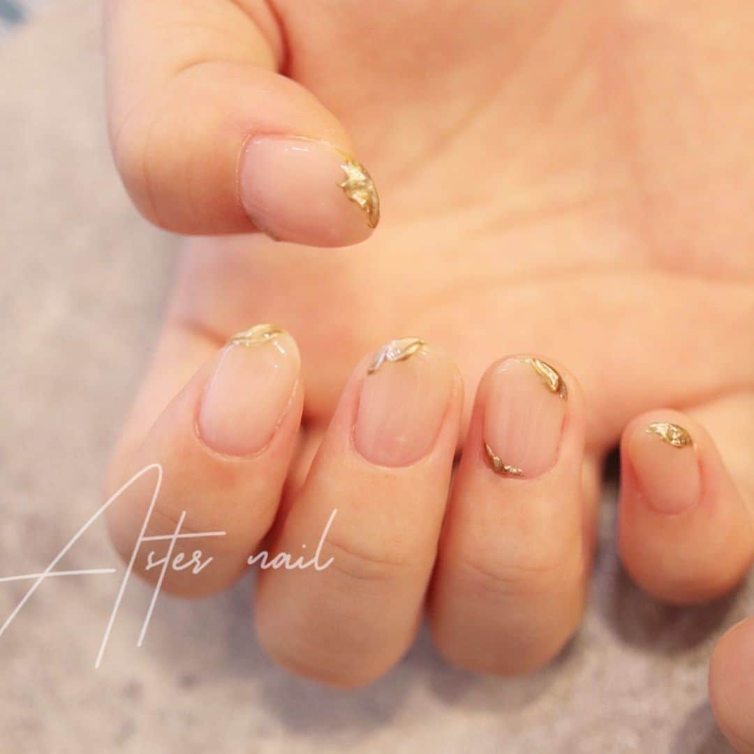 sapporo nail 【 Aster 】さんのインスタグラム写真 - (sapporo nail 【 Aster 】Instagram)「metallic ✔️ 左右非対称なデザインに取り入れてバランスをとっても、 両手に入れて上品に仕上げてもかわいいdesign(^^) . . . . .ネイルサロンに行っても 『根元の隙間が気になる…』『甘皮が気になる…』 『反り爪が気になる…』というお悩みがあった方はぜひ当店へ◎ フォルムの形成をするので、反り爪も緩和し 仕上がりのツヤ感も格段にUP🎶  ___________________________________________________ . .  #札幌ネイルサロン#札幌ネイリスト #札幌 #札幌ネイル #夏ネイル #ニュアンスネイル #ネイル #アートネイル #フィルイン #札幌ドームフィルイン #ワンカラーネイル #シンプルネイル #クリアネイル #タイルネイル #狸小路 #大通り公園 #シースルーネイル #個性派ネイル #アートネイル#札幌タピオカ巡り#札幌カフェ#札幌グルメ#ドライフラワーのある暮らし#ワイヤーネイル#宝石ネイル札幌#宝石カットネイル#水彩ネイル#札幌ニュアンスネイル#トリックシート#西18丁目ネイルサロン#札幌タピオカ」8月12日 19時09分 - seina.kato___