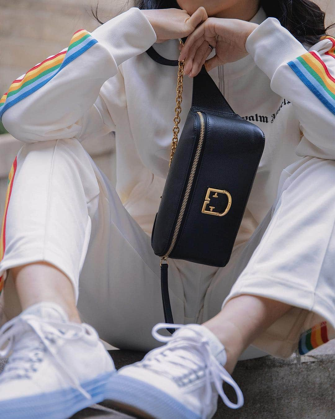 フルラさんのインスタグラム写真 - (フルラInstagram)「Practical accessories designed for off-duty styles. @yuyuzhangzou is wearing our Furla Isola belt bag and Furla Hikaia Low sneakers.  #thefurlasociety #furlafeeling #newcollection #furla #accessories #fashion」8月12日 19時06分 - furla