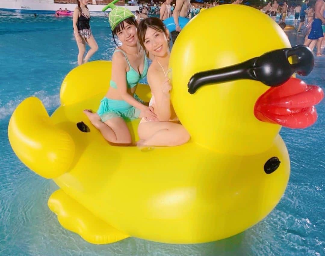 のインスタグラム：「big bird！！！✨ 子供達からの人気者になりました🐥🌸 ひいちゃったらごめんね♡笑 夏のおもいで🐥❤️ #としまえん #ナイトプール #プール #プール開き  #水着 #ビキニ #グラビア #夏休み #夏の思い出  #うきわ  #pool #poolside #poolbody #bikini #japanesegirl  #summer  #summervacation  #泳装 #수영복 #toshimaen  #tokyo」