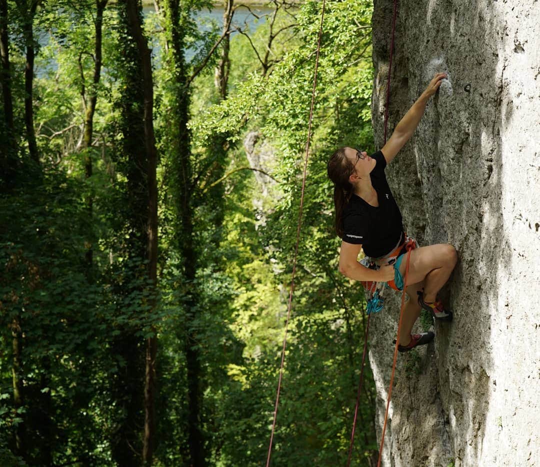 クロエ・コリエーさんのインスタグラム写真 - (クロエ・コリエーInstagram)「Enjoying the belgian cliff Freyr at the moment ! Crazy Cracker 8a ✅ 13 Boulevard du Vol 8a ✅ first female ascent ♀️」8月12日 19時09分 - chloe_caulier