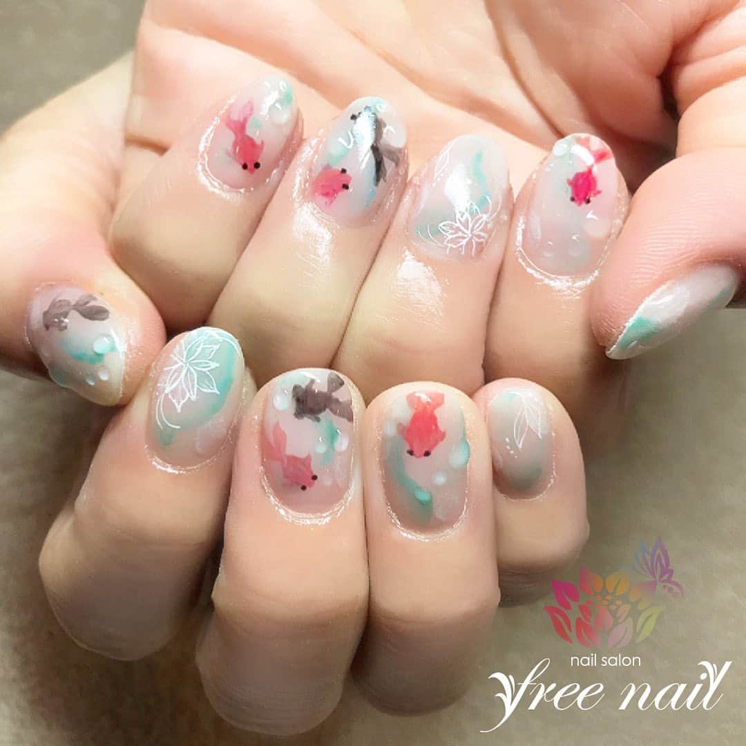 free nail フリーネイルのインスタグラム：「. お客様ネイル💅🏻🌻✨ . 金魚ネイル❤️ . 夏祭りネイル🎆🍧 浴衣ネイルに🎐⭐️ . ご来店ありがとうございました🙇🏻‍♀️🙇🏻‍♀️🙇🏻‍♀️💗 . #ネイル #フリーネイル #ネイルアート #ジェルネイル #ネイルサロン #大阪ネイルサロン #ネイルデザイン #ネイルチェンジ #サマーネイル #金魚ネイル #夏祭りネイル #浴衣ネイル #手書きアート #ドロップネイル #ホワイトネイル #グリーンネイル #デザインネイル #トレンドネイル #おしゃれネイル #人気ネイル #夏ネイル #美甲 #日式美甲 #summernails #nailsart #nailsalon #nailsdid #newnails #newnail #freenail」