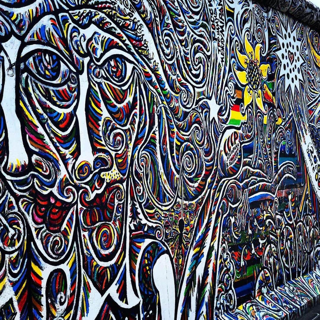 渋谷美穂さんのインスタグラム写真 - (渋谷美穂Instagram)「ドイツ1日目🇩🇪 ⁑ 今日はドイツの歴史を学ばせていただいております🥺✨ 想像以上に街中がアートの世界🎨💕✨ ⁑ 一度は行ってみたかったベルリンの壁にも行きました🚗 なんとなく怖いイメージでしたが、今はとってもカラフルで観光名所になっていました😳‼️ ⁑ ⁑ #ドイツ #ベルリンの壁 #ドイツワインスペシャルアンバサダー #FIREGYM#池尻 #トレーニング #フィットネス#筋肉#筋トレ#筋トレ女子#腹筋#腹筋女子#ボディメイク#ダイエット#減量#ワークアウト#シックスパック#コンテスト#ポージング#スポーツモデル #fitness#workout#diet#bodymake#sixpack#training#abs#Japan」8月12日 19時12分 - miho_fitness