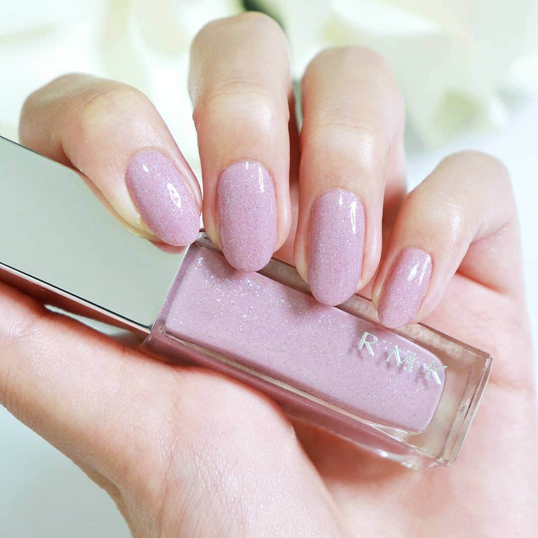 常岡珠希さんのインスタグラム写真 - (常岡珠希Instagram)「Today’s nail  #RMK ネイルポリッシュ 05 スパークルローズ  ラメ入りモーヴカラー。最近、秋冬コスメレビューすることも多かったので、指先も落ち着きカラーで。  #コスメ #化粧品 #ネイル #セルフネイル #セルフネイラー #ポリッシュ #マニキュア #ネイルポリッシュ #ポリッシュネイル #スパークルローズ #ローズ #ラメ #デパコス #モーヴカラー #nail #manicure #nailsmagazin #セルフ美容 #美活 #美容 #美意識」8月12日 19時13分 - tamaki.tsuneoka