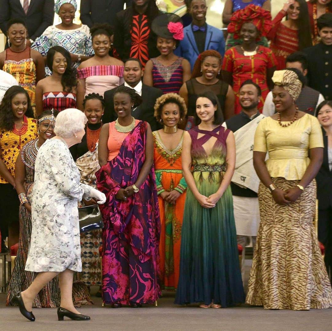 ロイヤル・ファミリーさんのインスタグラム写真 - (ロイヤル・ファミリーInstagram)「Today marks International Youth Day!  The Queen is Head of the Commonwealth, an international organisation of 53 countries spanning every geographical region, religion and culture. The Commonwealth has population of more than 2 billion people, 60% of which are under the age of 30.  This international Youth Day we are celebrating the 240 Queen's Young Leaders @QueensyoungLeaders - a network of exceptional young people from across the #Commonwealth who have and continue to make a change in their communities and use their skills to transform lives.  Inspired by the work of the #QueensYoungLeaders Programme, the @queens_commonwealth_trust is working to help young change makers realise their hopes & dreams for the future. The Queen is Patron of The Trust, The Duke of Sussex is President and The Duchess of Sussex is Vice-President.  Visit @QueensyoungLeaders & @queens_commonwealth_trust to find out more.」8月12日 19時14分 - theroyalfamily