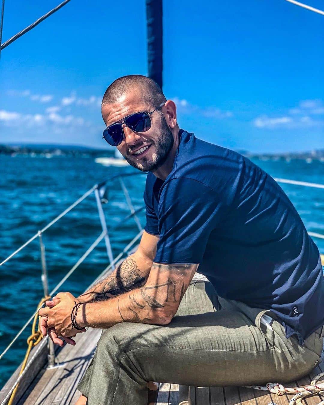 ムラデン・ペトリッチのインスタグラム：「Schiffli fahre ufem See, hämmer schöni Sache gseh.. 🤪 #zürich #zürisee #zürichsee #segeln #sailing #switzerland #smile #enjoy #life #photography」