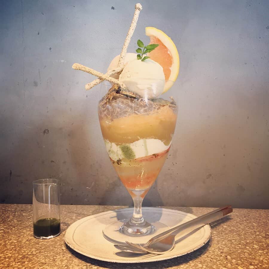 大手小町さんのインスタグラム写真 - (大手小町Instagram)「暑くなる前に、打ち合わせをしながら食べたパフェ。改めて目で味わうことに。  #otekomachi #大手小町 #パフェ #asakoiwayanagi #スイーツ女子」8月12日 19時25分 - otekomachi