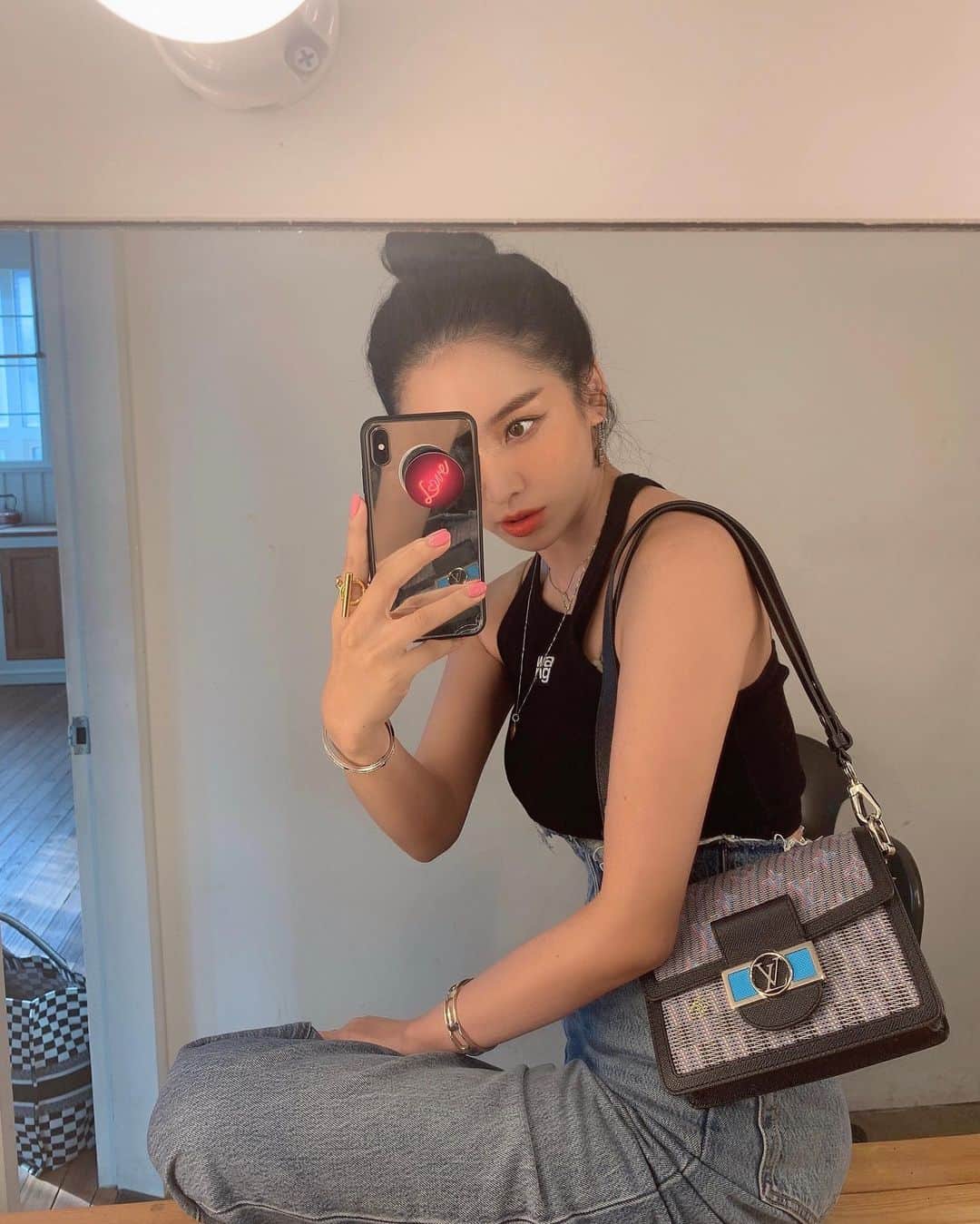 megbabyのインスタグラム：「きょうのバッグ👜いろんなとこで褒められる😳💙🌵 #LVPOP #LOUISVUITTON」