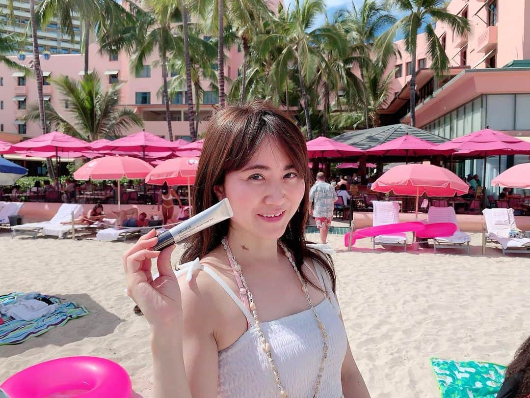 Miku Hirata 平田未来さんのインスタグラム写真 - (Miku Hirata 平田未来Instagram)「こんばんは👙👗 今日はいろいろ予定変更しましたが、 とりあえず元気で1日過ぎました😊💚 * 青空がきれいで、ピンクとのコントラストがとてもきれい✨🏄‍♀️🐠 #ロイヤルハワイアンホテル は、絶対行きたくて、ここ毎日通おう❣️と思っていました😊💖 * 行ってみたら本当に可愛すぎて、 キュンキュンでした💜 (マレーシアのピンクモスクのように、 中に入ったらピンクだらけで、女性の胎内に包まれているような感じです←個人的感想❣️笑) * コスメもいろいろ持ってきましたが、 #コスメデコルテ(@cosmedecortejp ) #コンプリートフラットプライマー は、蒸し暑さを感じる日でもさらっと肌になじんでくれて助かります💦 * 室内は涼しいですが、 昼間歩いていると汗だくに！ しかも、2人子供が抱っこといってきたりするので😂ヒイ〜ヒィしてます。 * そんな素肌もいたわってくれる化粧下地です😊💖 * ワンピースは、#abcストア って言うコンビニで購入！好きなものがたくさんここで揃ってしまう…！ * もう2日目が終わってしまい、寂しいです😂 また投稿します😊 * コスメデコルテのモニターに参加しています✨ *  #royalhawaiianhotel #royalhawaiian #theroyalhawaiian #pinkpalacehawaii #maitaibar #waikiki #waikikibar #waikikicafe #cosmedecorte #hawaiilife #ピンクパレス #マイタイバー #ハワイカフェ巡り #ハワイカフェ #ワイキキビーチ #ハワイコーデ #子連れハワイ準備 #子連れハワイレポ #ハワイワンピース #いいね返し」8月12日 19時27分 - miku.hirata