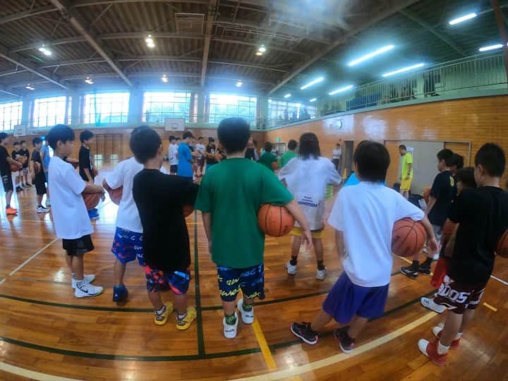 青木康平のインスタグラム：「今日はダイスと三重でクリニックを行いました！ 久しぶりに会う子達もいて、彼らの成長した姿を見れた事は良かったです！  三重では一回のクリニックだけだったので、ダイスとこのクリニックで子達のどう動きを変えられるかをクリニック中をずっと話をしていました。  すぐ動きが変わった子達もいましたが、夢中になると元の動きに戻ったりと、バスケは習慣のスポーツだと改めて思いました。  今回のクリニックが彼らの中での何かキッカケになれば嬉しいですね！  木場さんをはじめ、関係者の皆様ありがとうございました！！ ちなみに今日はダイスの誕生日でした！ 急遽子供達とお祝い出来ました！笑 #watchandc#watchandcacademy#mie#ダイス誕生日🎂」