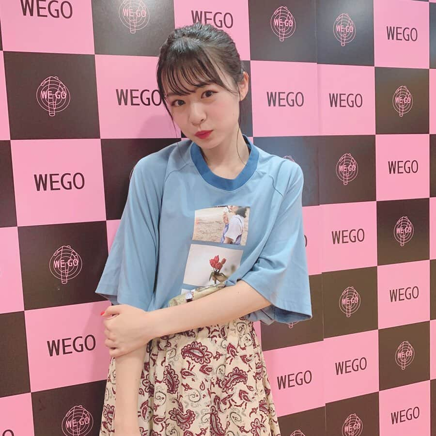 莉子さんのインスタグラム写真 - (莉子Instagram)「WEGOコラボTシャツのチェキツアー無事終了しました！！ ・ まずは来て下さった皆さん有難うございました。！ 原宿竹下通りから始まりましたが、この3日間は連続で福岡、広島、大阪とあり、、！笑 原宿、福岡、広島、大阪と全部来てくださる方も何人もいてありがたい限りです、、。 ・ 今回初めてのコラボ商品で色々不安もありましたがオンライン完売、今日の大阪では店舗で白が完売したりと沢山の方に着て頂き嬉しかったです（ ; ; ） まだまだな私ですが約半年前のチェキ会からコラボ商品発売まで私を成長させてくれたリコリっ子、本当に本当に有難うございます！ ・ そしてwego原宿竹下通り店さん、wego天神コア店さん、wego広島店さん、wego心斎橋店さんのスタッフさん！ 朝早くから整理券の配布やイベントのお手伝い本当に有難うございました。！ wegoの関係者様、私とのチェキ会、コラボ商品発売まで有難うございます。！ 今回このイベントに関わって下さった皆様に感謝して。。 これからも成長していきます！頑張ります！よろしくお願いしますー！ ・ #wego #莉子チェキ会 #感謝」8月12日 19時37分 - riko_riko1204