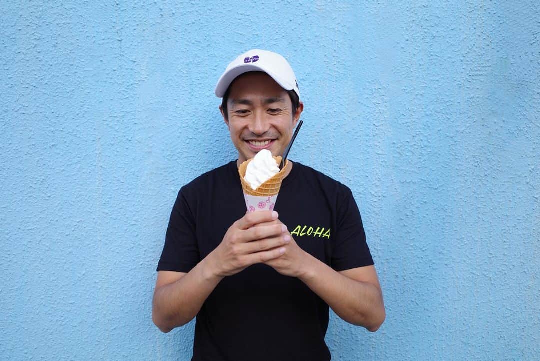 田中毅さんのインスタグラム写真 - (田中毅Instagram)「今日は10km走ったので、ソフトクリームを食べられる権利を行使しました😋  #おじさんとソフトクリーム #ソフトクリーム #🍦 #プラマイゼロ #甘党 #wutang #aloha」8月12日 19時38分 - tanaka_ta_ke_shi