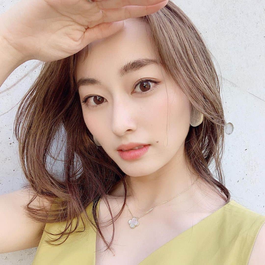 小祝麻里亜のインスタグラム：「🕶😱 ． ． サングラスを忘れると、ずっとこんな手をしながら歩いてます😂  昔から眩しいのが苦手。というか目が痛くなる💦 ． ． 눈부셨어〜💦 ． ＿＿＿＿＿＿＿＿＿＿ #outfit  #look  #selfie  #얼스타그램 #셀카 #셀카놀이	 #셀카타임 #셀카샷 #셀피 #셀카그램 #얼스타그램」