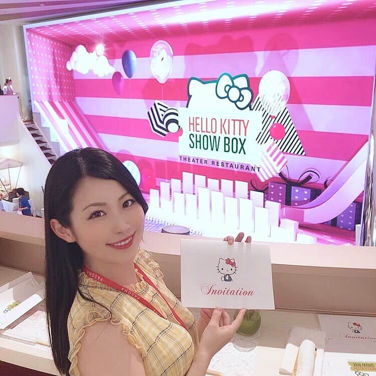のインスタグラム：「8月12日からOPENの「HELLO KITTY SHOW BOX」へ行ってきました❤  世界初の3Dアニメーション映像で最先端技術で披露される魔法の様な空間🥺💓 2階には、ギャラリーがあり キティーちゃんのピアニストになりたい夢が叶うストーリーが展示されているんですよ😍  ドリームエンターテイメントショーは感動しまくりました😢💓 そして山下シェフがプロデュースした見た目も楽しくて、身体に優しい 美味しいヴィーガン料理と 素敵なSHOWを堪能することができ、  キティーちゃんがいっぱいで、キラキラした素敵な館内にずっとワクワクが止まりませんでした‼️ また、この感動を味わいに 誰か一緒にもう1回行こう～🥺⭐️ 写真載せきれないので、2回目の投稿もお楽しみに✨  @hellokittysmile.awaji @hellokittyshowbox.awaji  #hellokittyshowbox  #hellokittysmile #ハローキティショーボックス  #ハローキティスマイル #シアターレストラン  #淡路島レストラン #淡路島旅 #淡路島ランチ #淡路島ディナー #淡路島カフェ #淡路島 #ドリームエンターテインメントショー #淡路島ヴィーガン料理 #ヴィーガン料理」