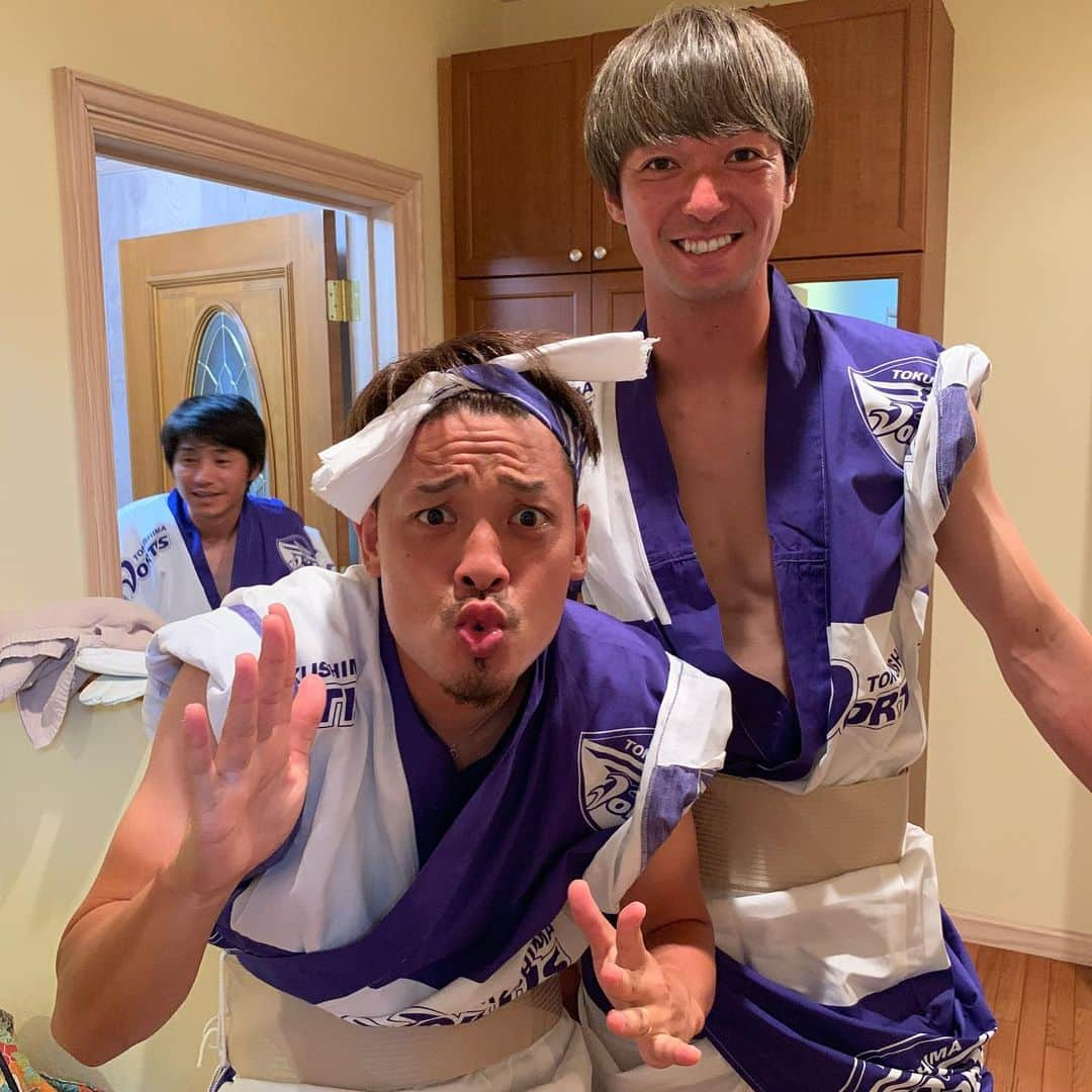 野村直輝のインスタグラム：「阿波踊りってこんなすごいん？笑😆  貴重な経験ありがとうございます😊  #徳島ヴォルティス  #阿波踊り #徳島人こんなにおったかな #かずねぇの気合い #大塚製薬 #やっとさー #やっとやっとー #長谷川徹 #ヨルディバイス #杉本竜士 #宮崎光平 #ピーさん早く歩いて #松澤はただのたこ焼き屋さん #最高」