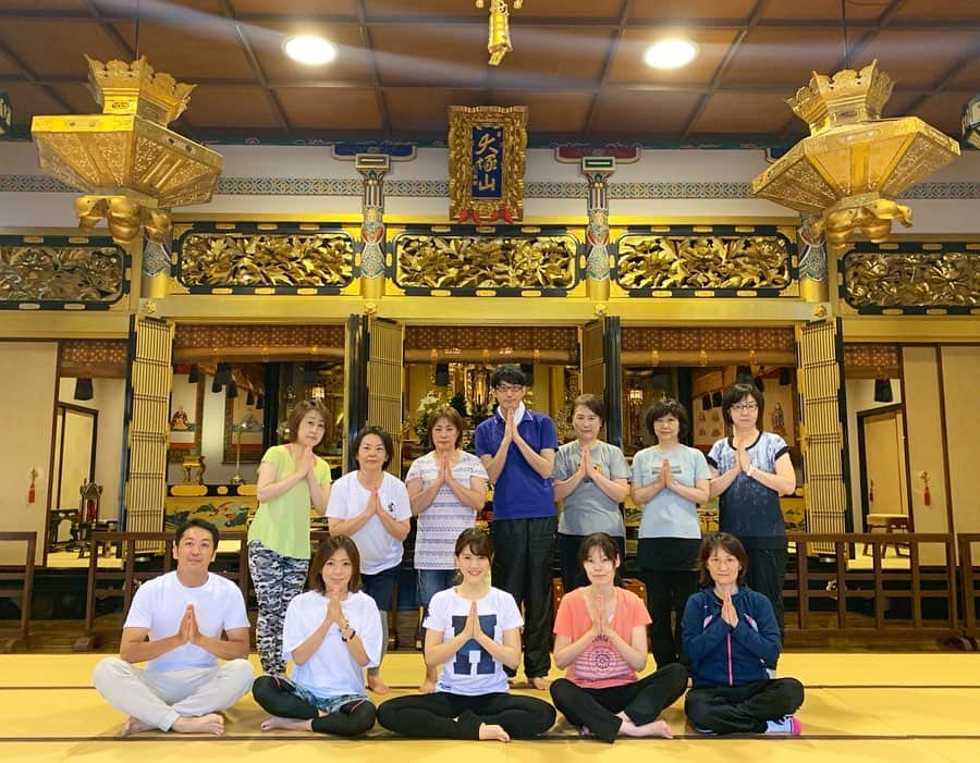 上坂由莉さんのインスタグラム写真 - (上坂由莉Instagram)「﻿ ﻿ 神戸にあるお寺、専念寺にて第２回目の寺ヨガでした🧘‍♀️🧘‍♂️﻿ お盆のお忙しい中、県外からのご参加も﻿ ありがとうございました😊💓﻿ ﻿ ﻿ こちらの専念時はなんと創立３６１年🙏﻿ そんな歴史あるお寺でお盆にレッスンさせていただき﻿ とっても嬉しいです🥰✨﻿ ﻿ ﻿ 今日は"アヒンサー" "非暴力"についてお話してから﻿ レッスンをさせていただきました😊💓﻿ ﻿ ﻿ 心と身体をつなぐ事。﻿ 無理な態勢、可動域を越えるほどのポーズは﻿ 自分への暴力と同じ事‼️﻿ 心の声を聞いてポーズをとる事を大切に🙏﻿ ﻿ ﻿ 副住職からのお話やお経でも心がスッキリ落ち着き﻿ その後のヨガはより一層心が改まります🧘‍♀️﻿ また年末にレッスンさせていただきます🙏﻿ ﻿ ﻿ #yoga #yogainstructor #yogini #temple﻿ #ヨガ #ヨガインストラクター #寺ヨガ #神戸ヨガ﻿ #東灘区 #住吉 #摂津本山 #芦屋 #ヨガ哲学﻿」8月12日 19時47分 - yuri_yoga.727