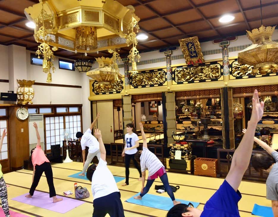 上坂由莉さんのインスタグラム写真 - (上坂由莉Instagram)「﻿ ﻿ 神戸にあるお寺、専念寺にて第２回目の寺ヨガでした🧘‍♀️🧘‍♂️﻿ お盆のお忙しい中、県外からのご参加も﻿ ありがとうございました😊💓﻿ ﻿ ﻿ こちらの専念時はなんと創立３６１年🙏﻿ そんな歴史あるお寺でお盆にレッスンさせていただき﻿ とっても嬉しいです🥰✨﻿ ﻿ ﻿ 今日は"アヒンサー" "非暴力"についてお話してから﻿ レッスンをさせていただきました😊💓﻿ ﻿ ﻿ 心と身体をつなぐ事。﻿ 無理な態勢、可動域を越えるほどのポーズは﻿ 自分への暴力と同じ事‼️﻿ 心の声を聞いてポーズをとる事を大切に🙏﻿ ﻿ ﻿ 副住職からのお話やお経でも心がスッキリ落ち着き﻿ その後のヨガはより一層心が改まります🧘‍♀️﻿ また年末にレッスンさせていただきます🙏﻿ ﻿ ﻿ #yoga #yogainstructor #yogini #temple﻿ #ヨガ #ヨガインストラクター #寺ヨガ #神戸ヨガ﻿ #東灘区 #住吉 #摂津本山 #芦屋 #ヨガ哲学﻿」8月12日 19時47分 - yuri_yoga.727