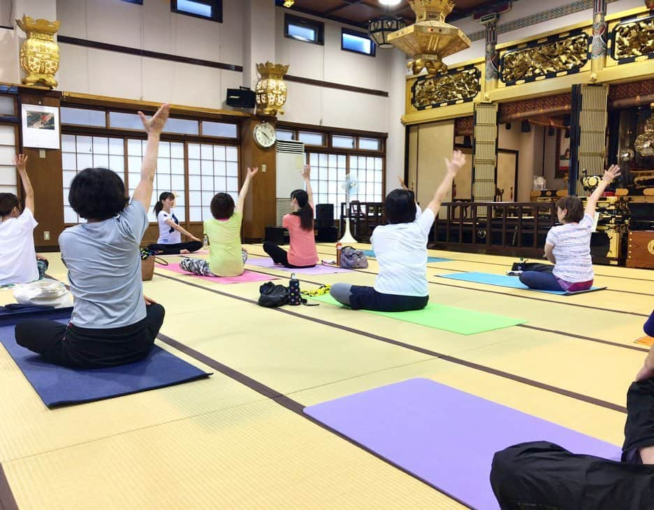 上坂由莉さんのインスタグラム写真 - (上坂由莉Instagram)「﻿ ﻿ 神戸にあるお寺、専念寺にて第２回目の寺ヨガでした🧘‍♀️🧘‍♂️﻿ お盆のお忙しい中、県外からのご参加も﻿ ありがとうございました😊💓﻿ ﻿ ﻿ こちらの専念時はなんと創立３６１年🙏﻿ そんな歴史あるお寺でお盆にレッスンさせていただき﻿ とっても嬉しいです🥰✨﻿ ﻿ ﻿ 今日は"アヒンサー" "非暴力"についてお話してから﻿ レッスンをさせていただきました😊💓﻿ ﻿ ﻿ 心と身体をつなぐ事。﻿ 無理な態勢、可動域を越えるほどのポーズは﻿ 自分への暴力と同じ事‼️﻿ 心の声を聞いてポーズをとる事を大切に🙏﻿ ﻿ ﻿ 副住職からのお話やお経でも心がスッキリ落ち着き﻿ その後のヨガはより一層心が改まります🧘‍♀️﻿ また年末にレッスンさせていただきます🙏﻿ ﻿ ﻿ #yoga #yogainstructor #yogini #temple﻿ #ヨガ #ヨガインストラクター #寺ヨガ #神戸ヨガ﻿ #東灘区 #住吉 #摂津本山 #芦屋 #ヨガ哲学﻿」8月12日 19時47分 - yuri_yoga.727