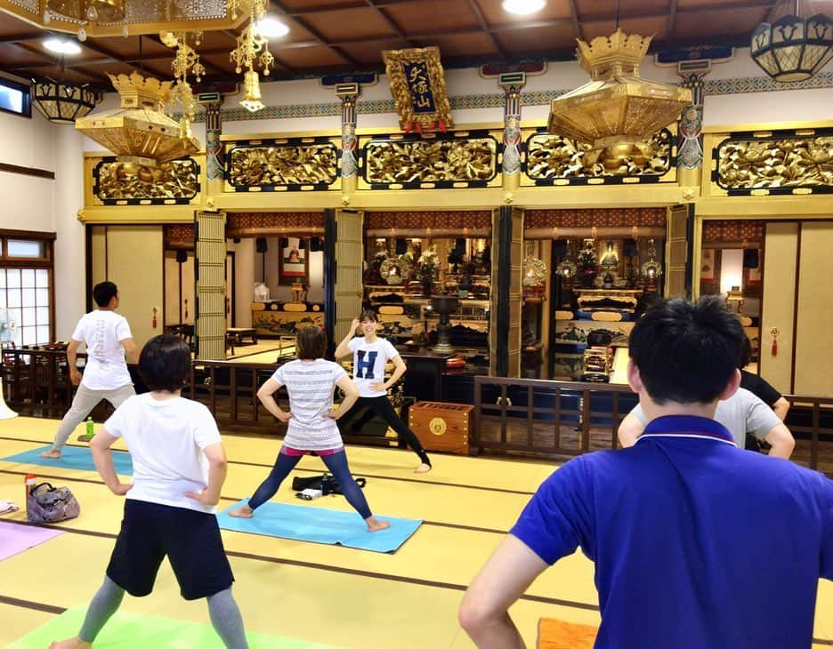 上坂由莉さんのインスタグラム写真 - (上坂由莉Instagram)「﻿ ﻿ 神戸にあるお寺、専念寺にて第２回目の寺ヨガでした🧘‍♀️🧘‍♂️﻿ お盆のお忙しい中、県外からのご参加も﻿ ありがとうございました😊💓﻿ ﻿ ﻿ こちらの専念時はなんと創立３６１年🙏﻿ そんな歴史あるお寺でお盆にレッスンさせていただき﻿ とっても嬉しいです🥰✨﻿ ﻿ ﻿ 今日は"アヒンサー" "非暴力"についてお話してから﻿ レッスンをさせていただきました😊💓﻿ ﻿ ﻿ 心と身体をつなぐ事。﻿ 無理な態勢、可動域を越えるほどのポーズは﻿ 自分への暴力と同じ事‼️﻿ 心の声を聞いてポーズをとる事を大切に🙏﻿ ﻿ ﻿ 副住職からのお話やお経でも心がスッキリ落ち着き﻿ その後のヨガはより一層心が改まります🧘‍♀️﻿ また年末にレッスンさせていただきます🙏﻿ ﻿ ﻿ #yoga #yogainstructor #yogini #temple﻿ #ヨガ #ヨガインストラクター #寺ヨガ #神戸ヨガ﻿ #東灘区 #住吉 #摂津本山 #芦屋 #ヨガ哲学﻿」8月12日 19時47分 - yuri_yoga.727