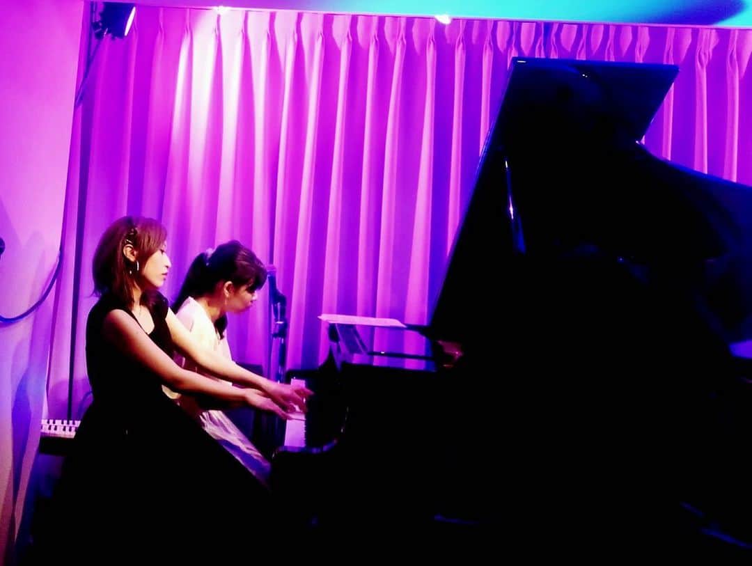 原田ありささんのインスタグラム写真 - (原田ありさInstagram)「昨日はエクレルシでブッキングでした😎💕 リズトリワンマンで全身が筋肉痛の中よく頑張りました😇✨✨ ねこちゅーちゃん、来月は大阪へ！！ #猫なのにTue #ねこちゅー #ピアノ #連弾 #ピアノ連弾 #piano #pianoduo #music #live」8月12日 19時48分 - arisaharadapf
