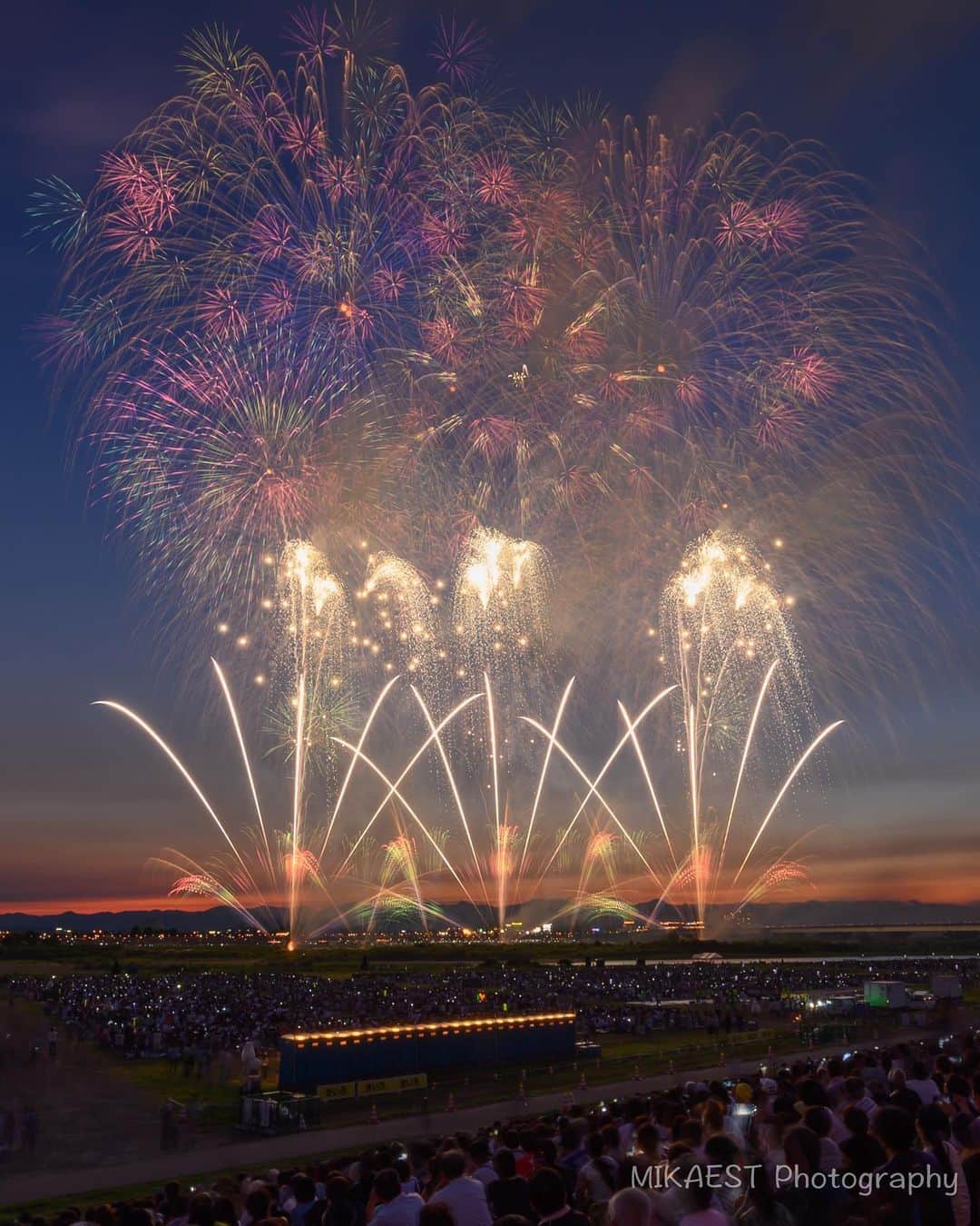 mikaestのインスタグラム：「Nagaoka Fireworks Festival 長岡まつり大花火大会 . 今年も長岡の花火を見に行って来ました😊 夕焼け色が空に残る時間のオープニングの花火から一枚。 ここの花火大会は、花火の素晴らしさはもちろん、大会後のゴミひとつ無い様子とか全てを勘案して、やはり総合力的にはナンバーワンだと思っていて毎年外せないなぁと感じています。 . とりあえずまた今年もフェニックスで自動的に泣きました😭😭来年も見に行きたいな🎆 . . Nikon Z6 . #長岡まつり大花火大会 #長岡花火2019 #fireworks_lovers #fireworks_jpn #TandDフォトコンテスト2019 #try #いきいきフォトコンテスト2019 .」
