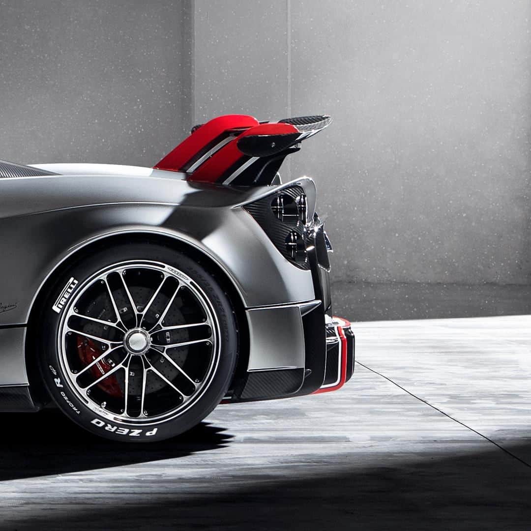 パガーニ・アウトモビリのインスタグラム：「Elegant lines, magnificent beauty, extreme power and technical perfection. The new Pagani hypercar is a timeless work of art.  #discoveringbc #pagani #huayra #roadsterbc」