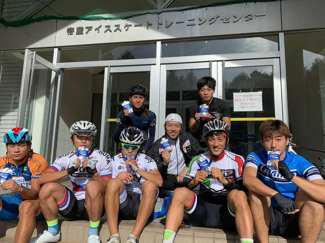 渡邊啓太さんのインスタグラム写真 - (渡邊啓太Instagram)「＊ Team A Shorttrack Speedskating National Team🎌 ・ 午後はロードバイク🚴 、、その前にポカリスエットのICEスラリーで深部体温を下げています🙌 ・ 週初めの午前からハードなメニューをやり切って、午後は地道に基盤作り。 ・ 初戦、10月の距離別に向けて。 ここから、、、！ ・ ・ #ショートトラック #shorttrack #쇼트트랙  #onehanddown #長野県 #野辺山 #帝産アイススケートトレーニングセンター #ポカリスエット #アイススラリー  #大塚製薬 #感謝 #トレーニング #アスリート #ロードバイク #有酸素 #ヘッドコーチ #長島圭一郎 HC #俺らならできる #顔晴ろう」8月12日 19時54分 - kwatanabe18