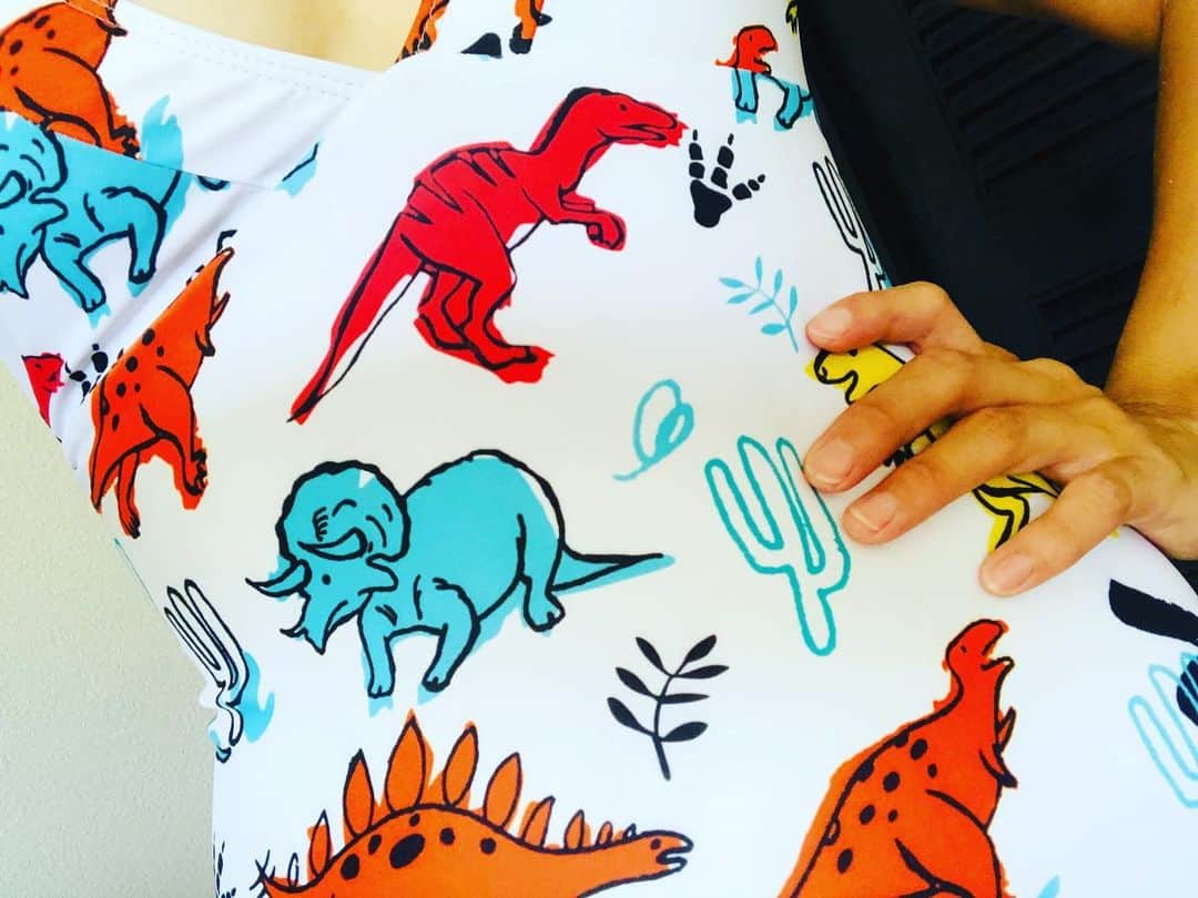 はねゆりのインスタグラム：「おニューの恐竜柄の水着🦕🦖👙✨笑」