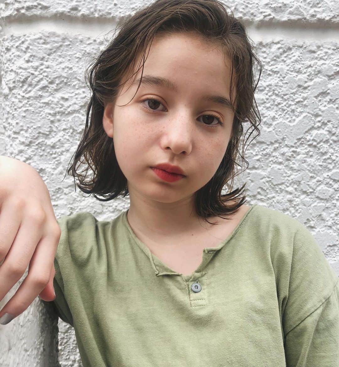 カワシリアツシのインスタグラム：「癖を活かしたニュアンスボブ🌿 ・ ・ ・ ・ブリーチの回数がわからない。 ・値段が気になる。 ・ダメージが心配。など なんでもご気軽にご相談ください😊 ・ ご予約やご相談はDM・LINEにて待ちしております。 ・ ・ ・  #アディクシー #イルミナカラー  #外国人風カラー #ミニボブ #切りっぱなしボブ #ハイライト #外ハネあ #グラデーション #外国人風 #ポートレート #美容室 #美容院 #美容学生 #撮影 #東京 #渋谷  #ショートヘア #グレージュ  #ブルージュ #ブリーチ #portrait #フィルムカメラ #hairstyle #ショートカット #haircolor #ハイトーン #데일리룩 #时尚 #แฟชั่น#デジキュア」