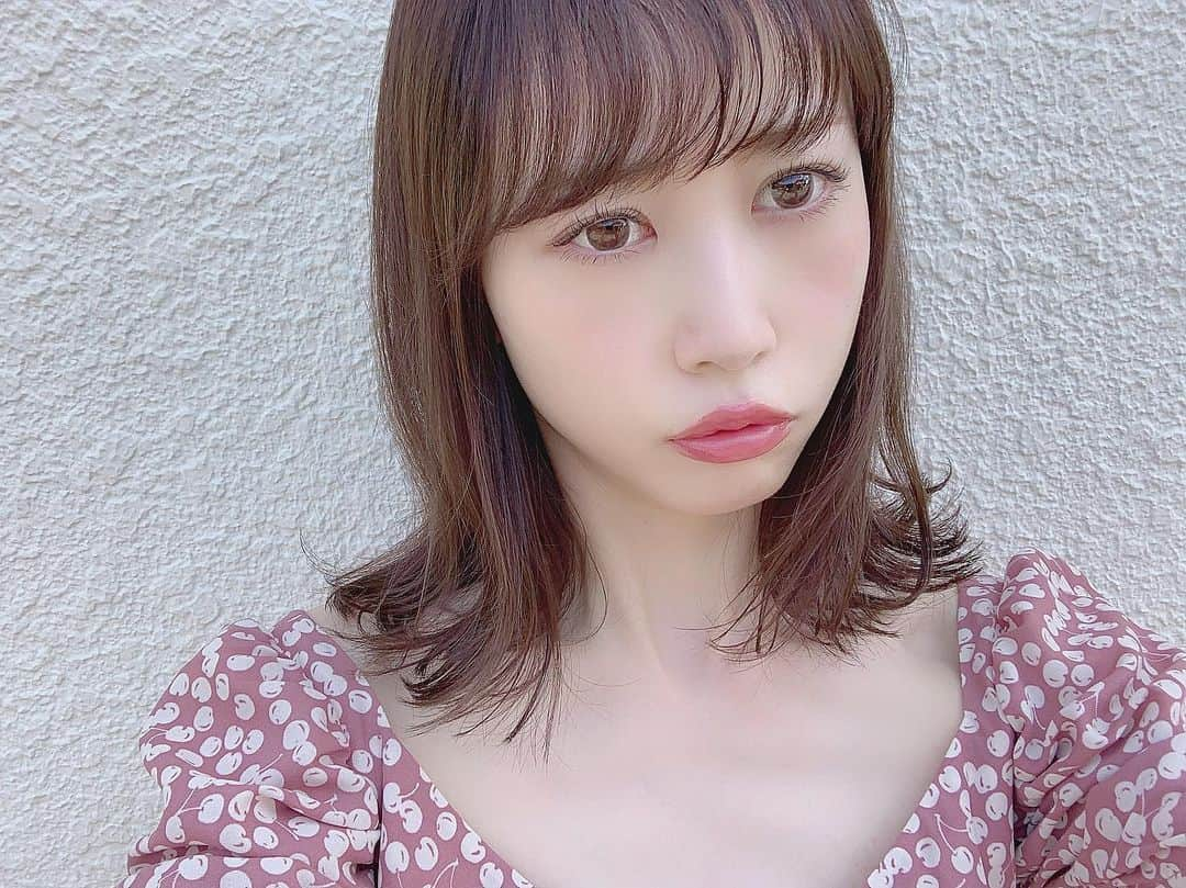 Yukiさんのインスタグラム写真 - (YukiInstagram)「new hair ♡ ㅤㅤㅤㅤㅤㅤㅤㅤㅤㅤㅤㅤㅤ カットカラー @kiyoi_shinji  いつもありがとうございます 🙏🏻 襟足を少し軽くして頂いたから巻きやすい。 久しぶりに少しだけ明るい 透明感重視のベージュカラー 👩🏼 ㅤㅤㅤㅤㅤㅤㅤㅤㅤㅤㅤㅤㅤ 外が暑すぎて3分で撮った…溶ける…🍧 新しい携帯で初めて撮ったけど 🤳🏻 画質がすごく良くて感動 🥺 アイライナーはグレーカラー 🦏 目尻にだけちょこっと引いて マスカラは上下に塗っています。 ㅤㅤㅤㅤㅤㅤㅤㅤㅤㅤㅤㅤㅤ #haircolor #hairstyle #herlipto #ベージュカラー #透明感 #今日の服装 #今日のメイク #リップ #rmk #イレジスティブルグローリップス #青みピンク #チェリーワンピ #こじはる #cherrypattern #チェリー柄 #ツヤ感 #ナチュラルメイク #ワンピース #血色感メイク #アイメイク」8月12日 19時56分 - yukii061