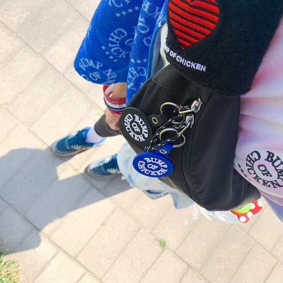 Kanaさんのインスタグラム写真 - (KanaInstagram)「ㅤ ㅤ ROCK IN JAPAN FES 2019 8/10.11  最高に楽しくて幸せな2日間だった🥺❤️ ㅤ ㅤ ㅤ ㅤㅤㅤ ㅤ 今回観たどのバンドも 本当に楽しくて最高だったけど 私にとってバンプはやっぱり特別で。  ㅤ ㅤ メンバーの表情が肉眼で見えるくらい ステージの目の前で観られたことが 私にはまず奇跡みたいなことで。 私史上一番メンバーと近くて、 なんとチャマの動画に映れたの😭 ほんっとに嬉しいから載せちゃう😭❤️！ ㅤ しかも最後藤くんが投げた ペットボトルの水がかかったんだよ😭😭😭 こんな幸せなことがあって良いんだろうか😭 ㅤ ㅤ ㅤ ㅤ セトリもすごくて、 ㅤ ㅤㅤㅤㅤ se. aurora arc 01. Aurora 02. 虹を待つ人 03. 天体観測 04. 月虹 05. 車輪の唄 06. 記念撮影 07. 話がしたいよ 08. リボン 09. 望遠のマーチ 10. ray 11. 新世界 12. 流れ星の正体 en. カルマ en. ガラスのブルース ㅤ ㅤㅤㅤㅤ もうこれツアーライブだね？ aurora arkだね？😭 ツアー中なのにフェスに来てくれて あんなにも心のこもった曲たちを届けてくれて 物販も大量全力待機してくれて( 😭🙏🏻❤️ ) 本当に嬉しかった😢 なんてファン思いなんだろうね。 ㅤ ㅤ ㅤ ㅤㅤ メンバーが入場してきた時から 感極まって泣いて 曲聴きながら泣いて 最後みんなとバイバイするのが 「寂しいよ」ってこぼした藤くんが 愛おしくて泣いた。 なんかもうずっと泣いてた。笑 ㅤ ㅤ 今思い出すだけでも まだ涙出てくる ㅤ ㅤ ㅤ しかも8/10当日は 世界の可愛いの基準 ヒデちゃんの 誕生日だったの！ お祝いできて嬉しかった☺️🎉💫 ㅤ ㅤ ㅤㅤ ㅤ 本当〜〜〜に幸せな時間でした。 ㅤ ㅤ ㅤ 次バンプに会えるのは11月🥺💓 それまでずっと余韻浸れるなぁ☺️💭💘 ㅤ ㅤ ㅤ ㅤ ㅤㅤㅤㅤ ⋆⋆⋆⋆ ㅤ ㅤ ㅤ ㅤ ㅤㅤ ㅤ ㅤ #返事は可愛く #はいっ🥺❤️ #HBDヒデちゃん ㅤㅤㅤㅤ #kana_boc #ロックインジャパン #ロックインジャパンフェス #ロックインジャパンフェス2019 #ロッキン #ロッキン2019 #ロックフェス #バンプオブチキン #バンプ #オーロラアーク #ひたち海浜公園 #ひたちなか #みなと屋 #かき氷 #ハム焼き #rockinjapan #rockinjapanfes #rockinjapanfes2019 #rijf2019 #rijf #rockinon #rockfes #bumpofchicken #auroraark」8月12日 19時57分 - kalnnas2