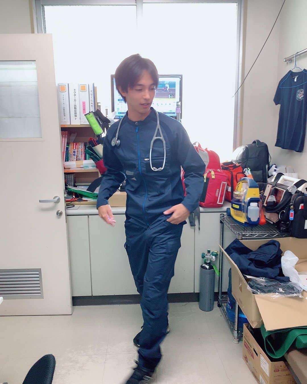 のインスタグラム：「お仕事終わったー。世間は三連休て知らなかった。いつものと違ってこの服はコードブルーで使われたものと同じで軽くて丈夫でした。暑い日が続きますが皆さん夏風邪や熱中症にはお気をつけ下さい。受験生の皆さんは夏が勝負です。一緒に勉強頑張りましょう。」