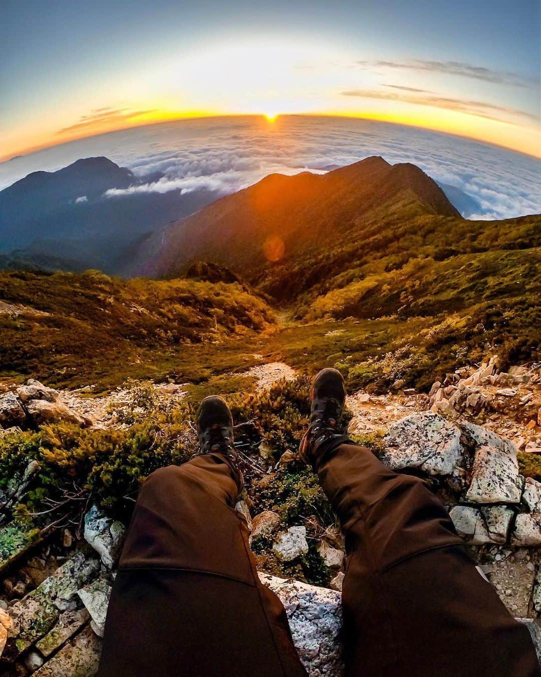 GoProさんのインスタグラム写真 - (GoProInstagram)「#早朝登山 のご褒美、 #横通岳 のご来光 🌄 📷 #GoProファミリー @kanda244 + #GoProHERO7 Black ・ ・ GoProアワードにお気に入りの作品を応募してみよう！フィーチャーされたり賞金を獲得できるかも？ GoPro.com/Awards ・ ・ ・ #GoPro #GoProJP #GoProのある生活 #ハイキング #登山 #山 #北アルプス #Hiking #Sunrise」8月12日 19時58分 - goprojp