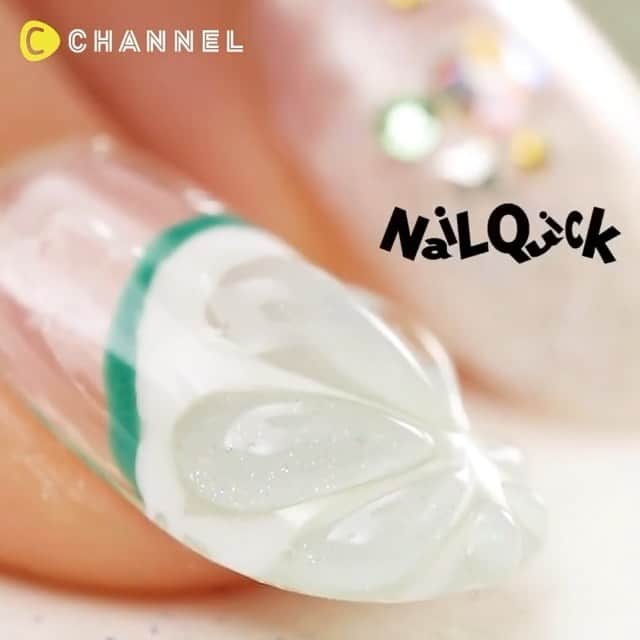 のインスタグラム：「［#ネイル動画］ ✽⃘⃝ @saminmi @nailquick 💅🏻 @nailparfaitgel 📹 @cchannel_beauty ・・・ 🔆夏感満載！！ぷっくりライムネイル🍋 . 💗Check👉 @cchannel_girls 🎶 💗Follow me👉 @cchannel_beauty 🎵 . 💄C CHANNELのアプリもよろしくお願いします😊 . 夏のドリンクにぴったりなライムをネイルにしました!! ぷっくりさせて果肉の清涼感で暑さを吹き飛ばしましょう♡ . ＜💅手順＞ 1. ベースのクリアジェルを塗る。 2. ライムのベースの色を塗る。 3. ライムの皮の部分を緑に塗り、白で薄皮を描く。 4. ラメ入りのジェルを果肉部分に塗る。 5. ビルダージェルでぷっくりさせる。 6. トップジェルを塗って完成。 . produced by Nail Quick @nailquick https://www.nailquick.co.jp/ . . #ネイルクイック #立体ネイル#ぷっくりネイル#ジェルネイルデザイン#フルーツネイル#リゾートネイル#サマーネイル#夏ネイルデザイン#夏ネイル2019#水滴ネイル#派手ネイル#カラフルネイル#リゾートネイル#大人かわいいネイル#ネイルアートデザイン#ネイルやり方#簡単ネイル#トロピカル#トロピカルネイル#フルーツ好き#手元くら部#個性派ネイル#個性的ネイル#ネイルチェンジ#グリーンネイル#ライム」