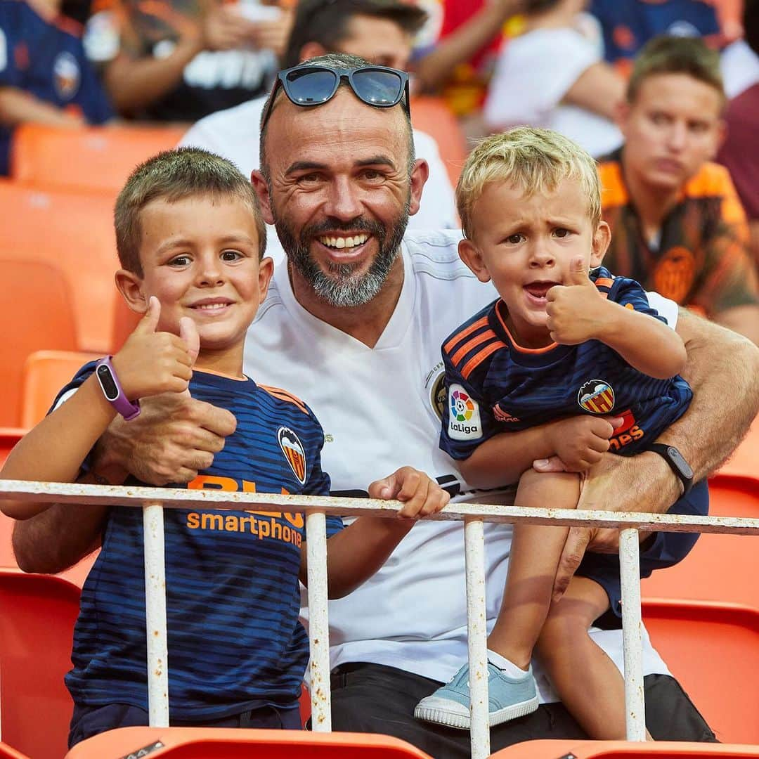 バレンシアCFさんのインスタグラム写真 - (バレンシアCFInstagram)「😍 WELCOME back to Mestalla FAMILY! . ¡Qué comience EL JUEGO! ⚽️ @laliga 🔝 . Etiqueta a tu amig@ con el que vendrás a inaugurar temporada a #Mestalla 🏟🦇 . #NewEra 🖤 #OneFamilyVCF」8月12日 20時10分 - valenciacf