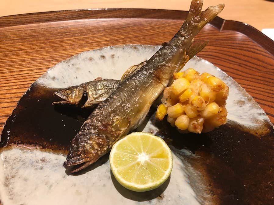 内藤理沙さんのインスタグラム写真 - (内藤理沙Instagram)「* * 〖 いち太 〗 鮎の食べ比べをさせていただきました🐟 味の違いがはっきりわかる😳 驚きでした！ とうもろこしも甘くて美味しい🌽 最後のお蕎麦もおいしかった❤ * また行きたくなる居心地の良いお店☺️ この日は色々あったからある意味思い出のお店🐱 * #instafood #dinner #japanesefood #ディナー #和食 #日本食 #外苑前グルメ #外苑前 #南青山グルメ #南青山 #食べログ4 #食べログ4超え #ミシュラン1つ星 #いち太  #risapigram」8月12日 20時10分 - risa_naito_official