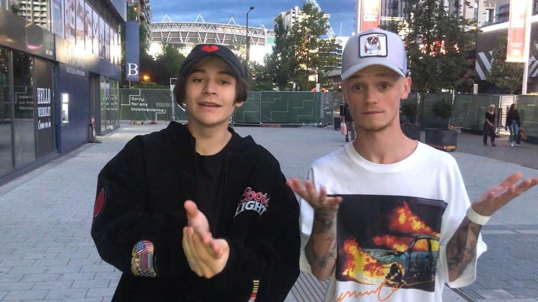 Bars and Melodyさんのインスタグラム写真 - (Bars and MelodyInstagram)「us tryna explain to piero how to take a picture lull. old people smh.」8月12日 20時05分 - barsandmelody