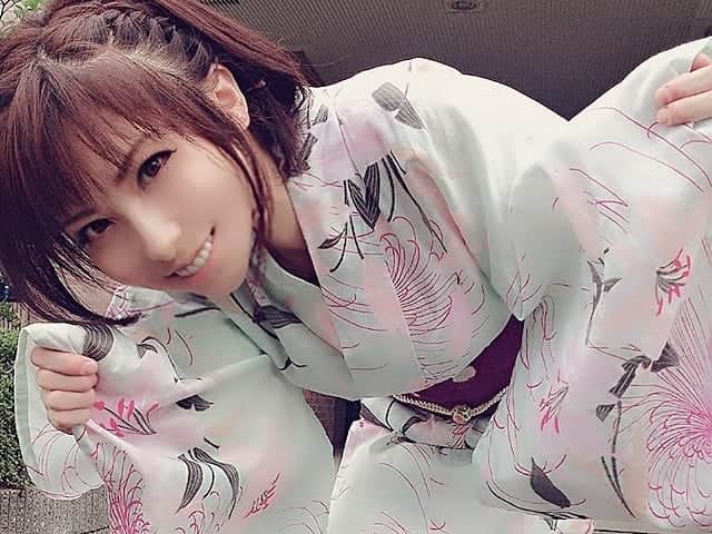 のインスタグラム：「目指せ！ #浴衣美女 ！！ #浴衣美人 ！？ 外は暑くて汗だく。近所の親子が手持ち花火をしていたから、 今年は地元の親友の子に花火のお土産も買って帰りたい。  今日はこの後これから1時頃までライブチャットインしますね！最近本業が早番なので、いつもより早めに終わっちゃうと思いますが。  #夏祭り  #花火  #花火大会  #夏の思い出  #浴衣  #浴衣コーデ  #浴衣コーディネート  #帰省  #和服  #yukata」